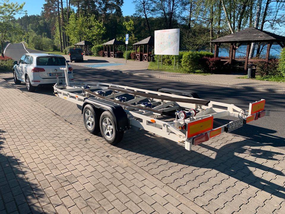 Bootstrailer Bootsanhänger Anhänger Trailer Boot 3500kg 9m BJ2018 in Hamburg