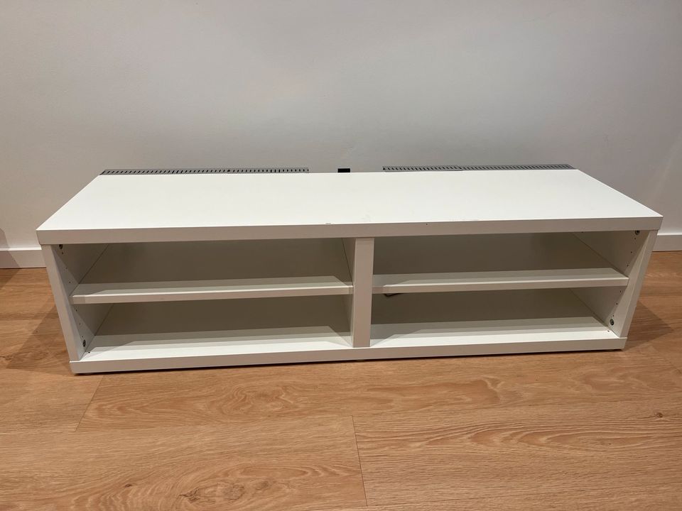 IKEA Besta TV-Bank Regal in Weiß mit Kabelführungsschiene in Nürnberg (Mittelfr)