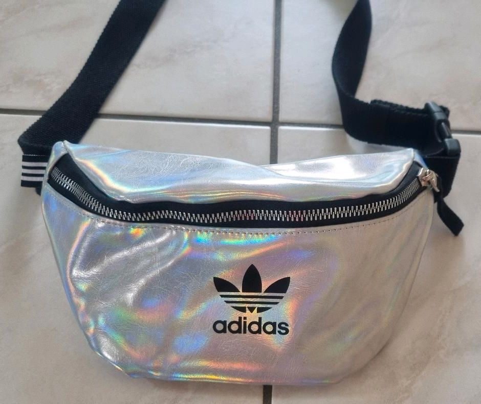 Bauchtasche Adidas in Silber in Ottenhofen