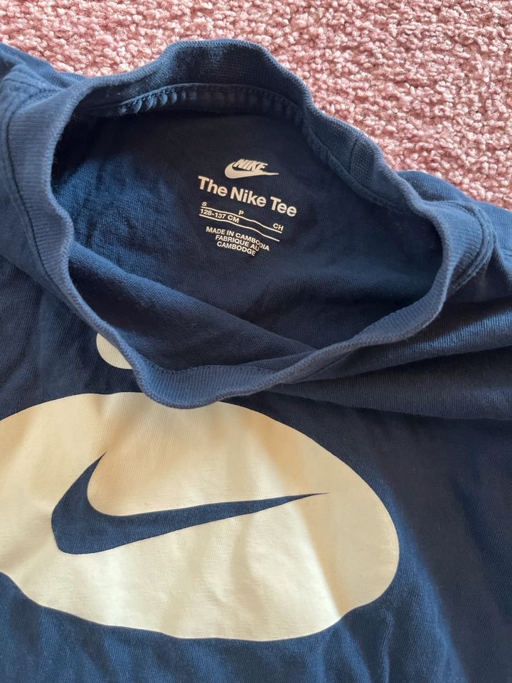 Nike h&m t-Shirt shorts blau beige 134 in Berlin