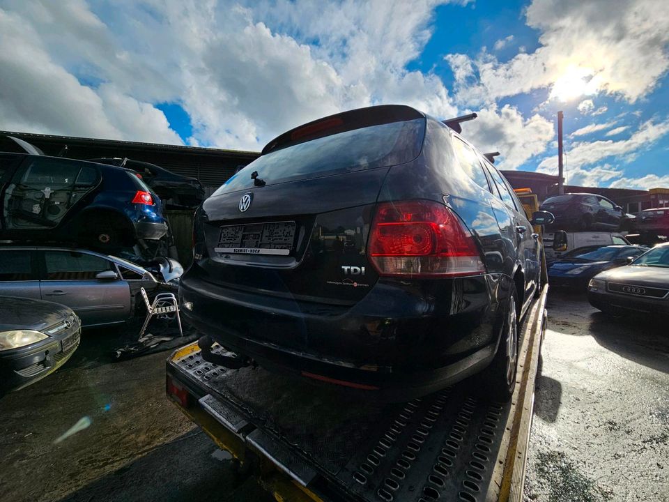 Golf 5 kombi/ Schlachtfeld.  Nur Ersatzteile tu Erwerben in Bremen