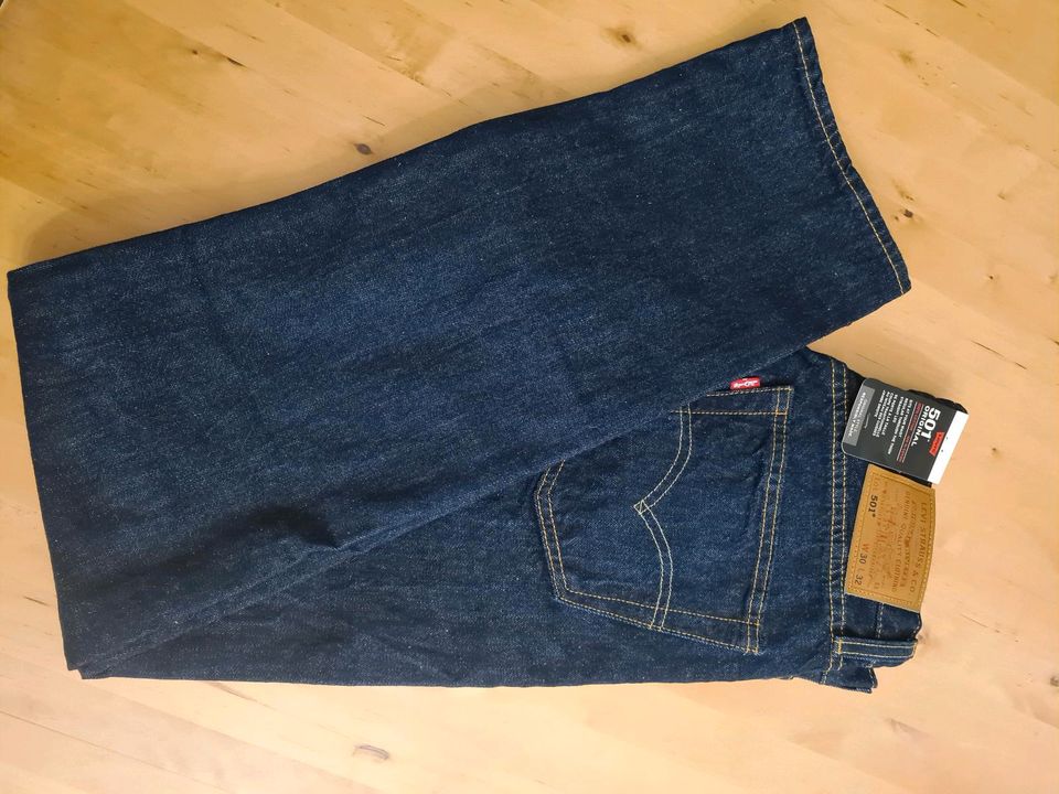 Jeans, Levi's 30/32, dunkelblau in Salzhausen