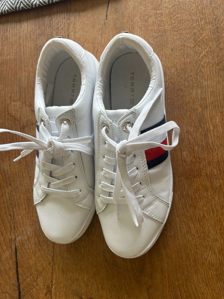 Tommy Hilfiger Sneaker Turnschuhe weiß Gr. 36 37 1x angehabt in Bad Wildungen