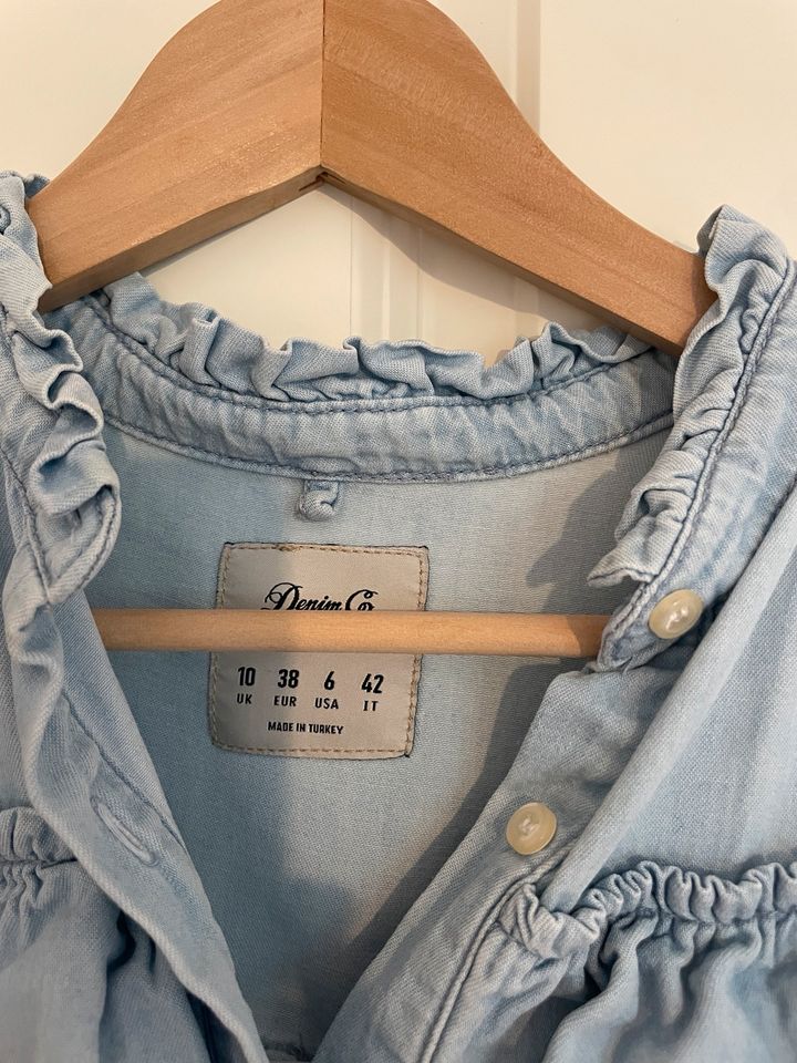 Jeansbluse blau mit Rüschen in Buxtehude