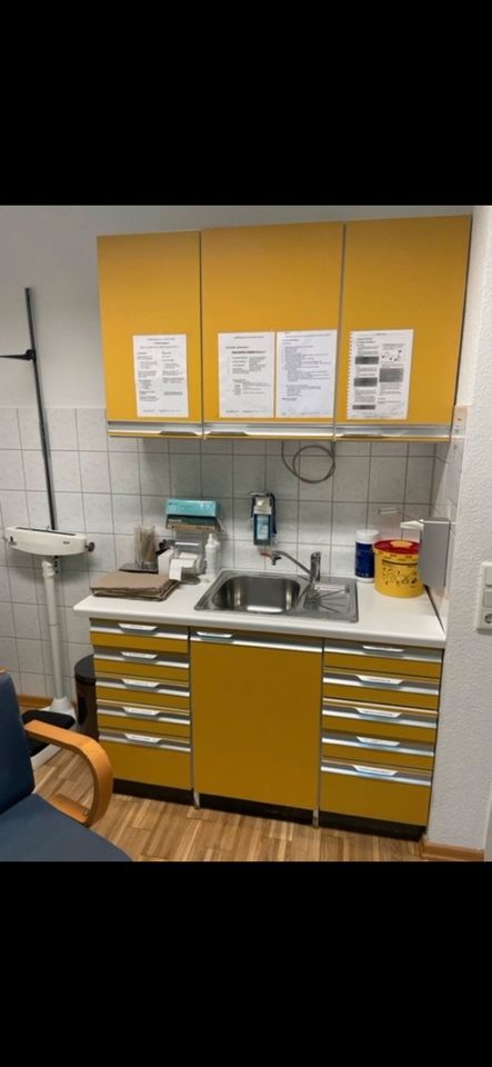 Praxis Arzt Folierung Beschriften Schrank Möbel Komode Küche in Düsseldorf
