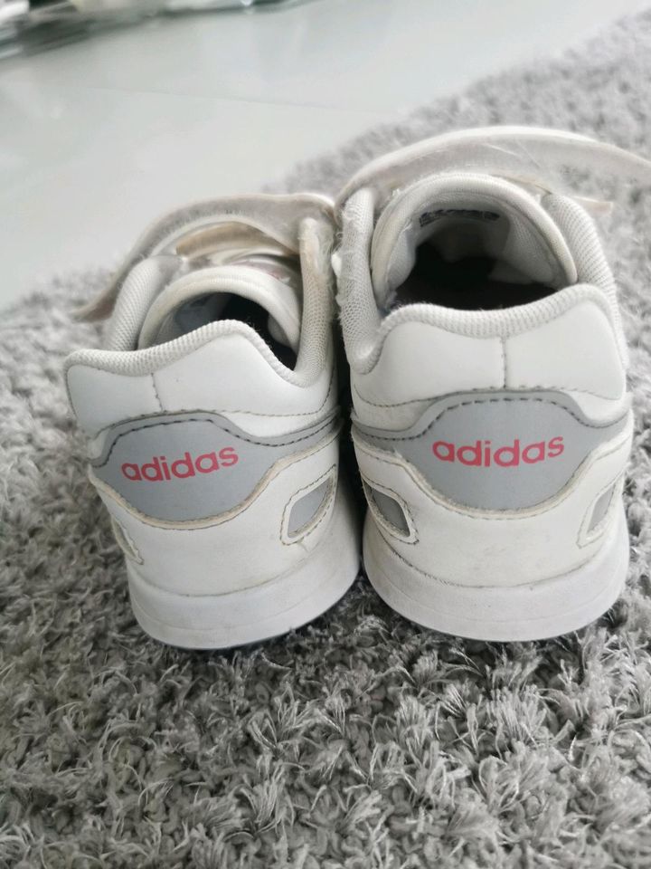 Schuhe Gr. 31 adidas Sportschuhe Mädchen Kinder in Memmingen