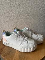 Bench Sneaker – Weiß mit Pastell-Details – Gr. 40 Thüringen - Jena Vorschau