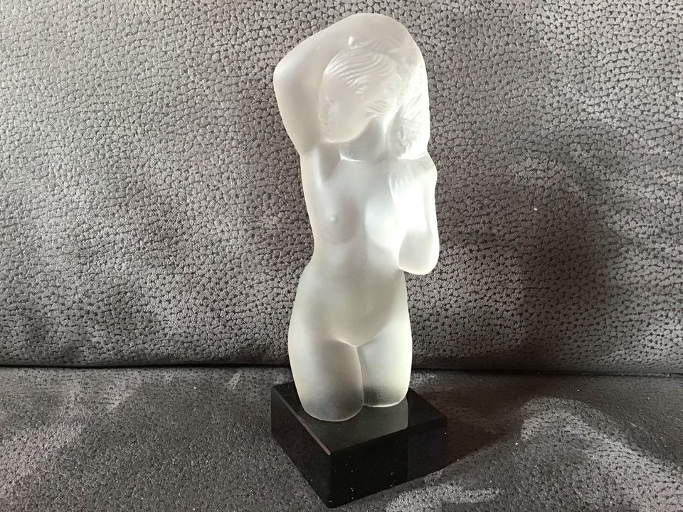 Satinierte Art Deco Glasfigur weiblicher Akt 1920er Jahre in Ahorn