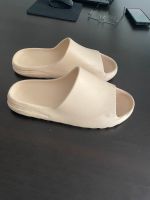 Yeezy slides in Beige Schleswig-Holstein - Bad Oldesloe Vorschau