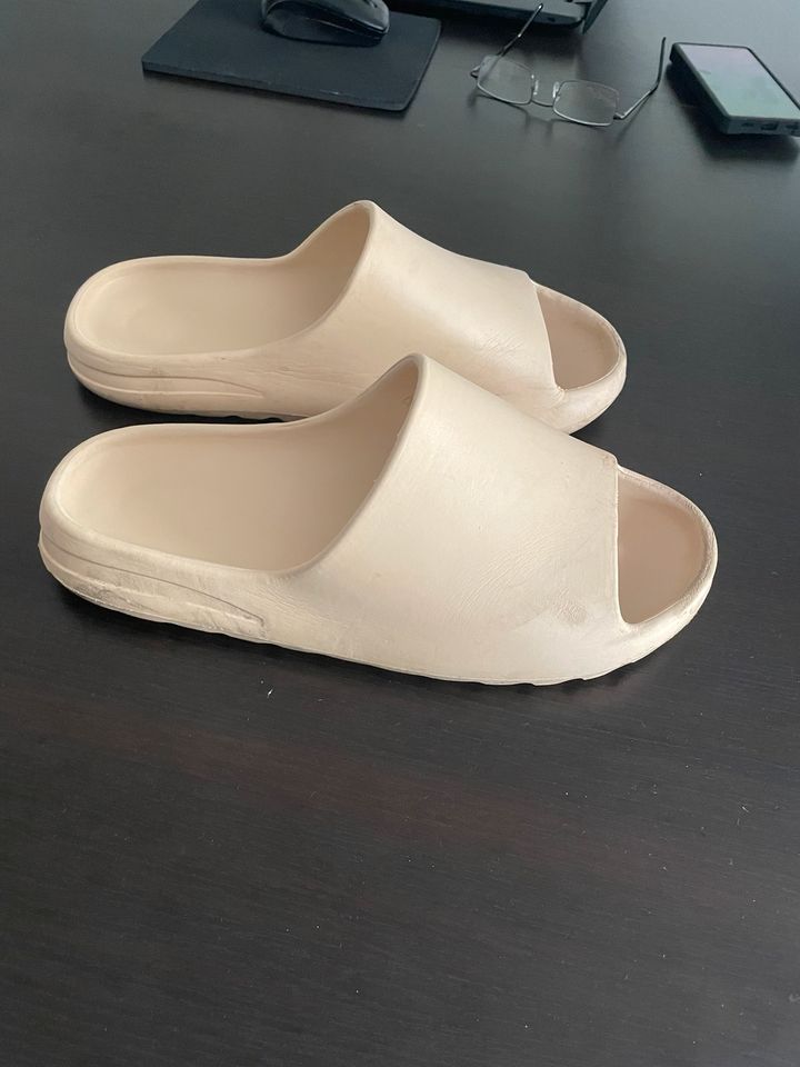 Yeezy slides in Beige in Bad Oldesloe