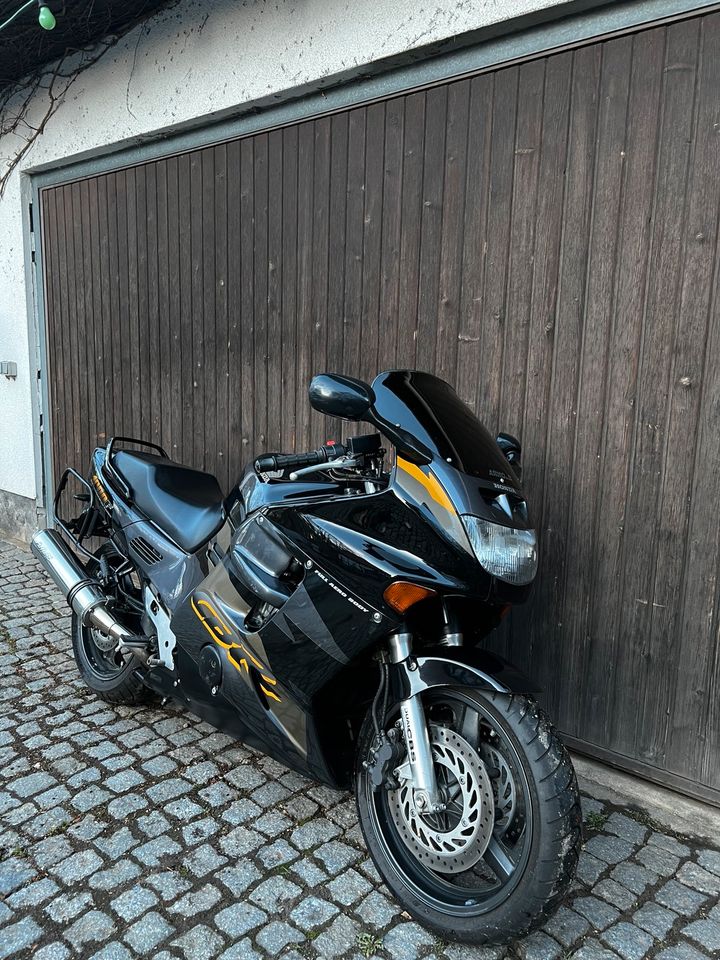Honda CBR 1000 F SC24 in Ziegelheim