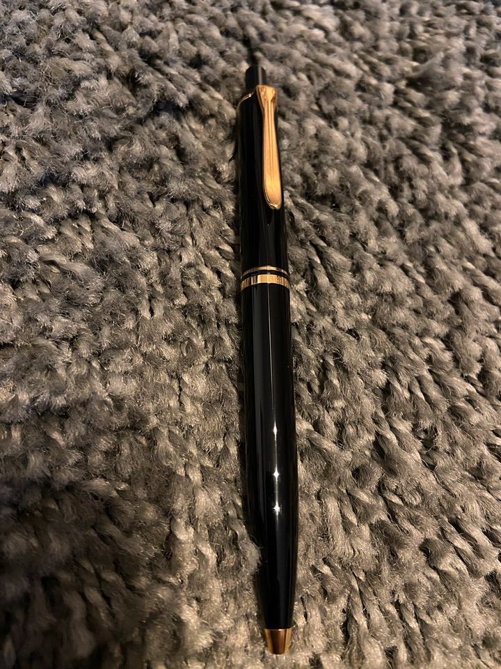 Pelikan Kugelschreiber schwarz/gold-farbig in Buxtehude