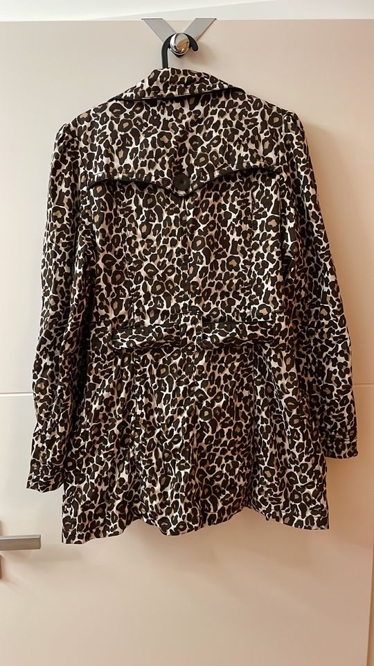 Jacke Kurzmantel Leoprint Größe 38/M in Dransfeld