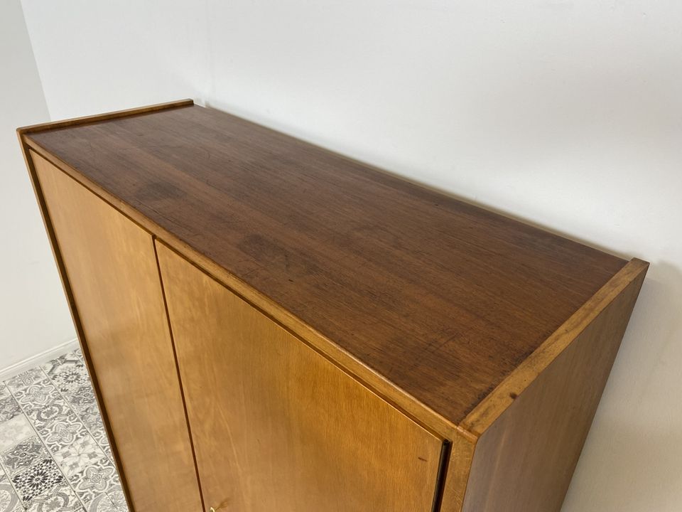 WMK Hübscher und geräumiger Mid-Century Wäscheschrank mit konischen Beinen und bicolorer Furnirung # Schrank Kleiderschrank Dielenschrank Schuhschrank Highboard Dresser 50er 60er - Lieferung möglich in Berlin