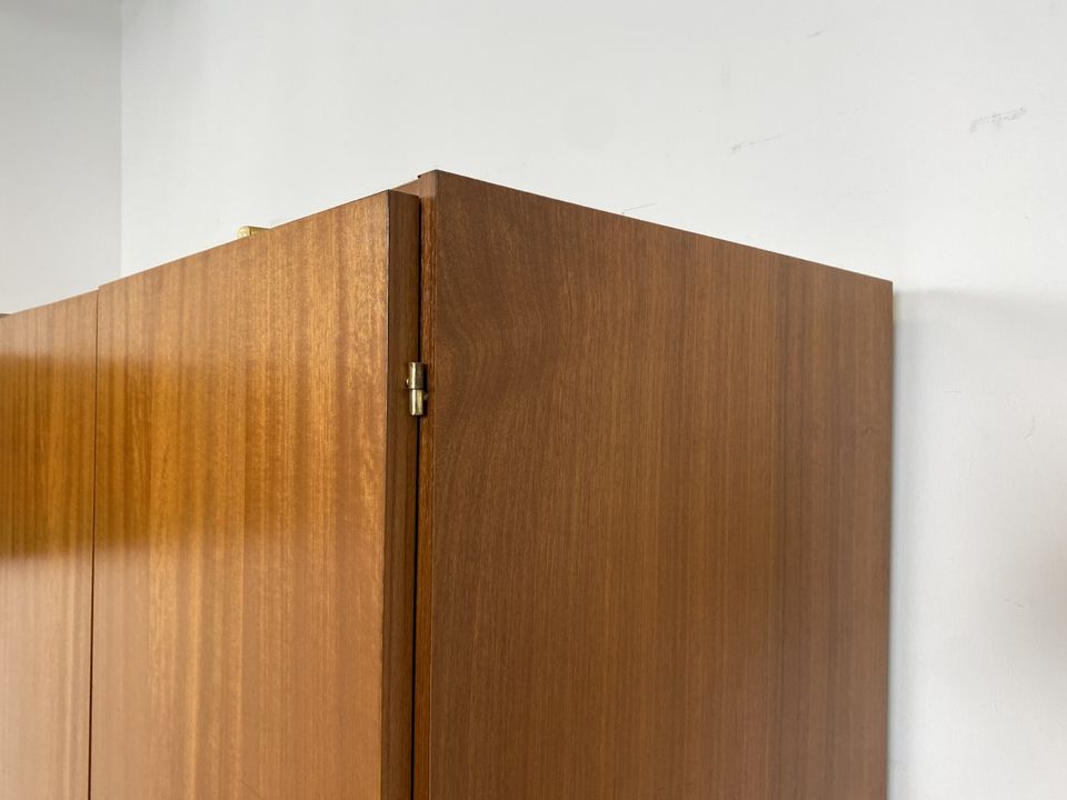 WMK Unaufdringlicher und sehr gut erhaltener 70er Jahre Kleiderschrank mit schönen Messingbeschlägen # Schrank Wäscheschrank Wardrobe Schlafzimmerschrank Retro Vintage DDR # Lieferung möglich in Berlin