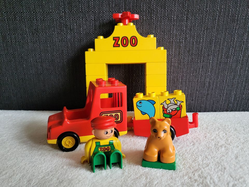 Lego Duplo Zoo - Eingang mit Fahrzeug, Figur, Löwenbaby in Kempten