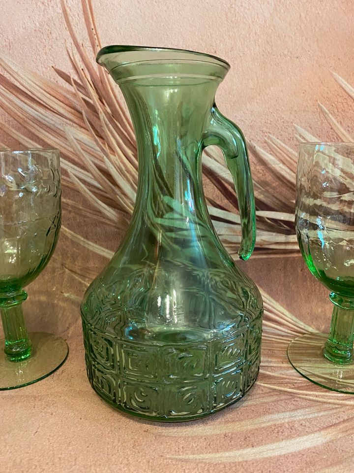 Glas Karaffe mit 4 Stiel Gläser grün Pressglas Saft in Rüsselsheim
