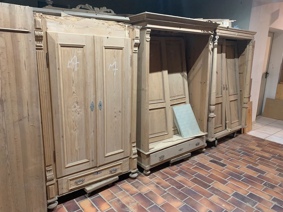 Antike Möbel Weichholz Kleiderschränke, Bauernschränke, Kommoden in
