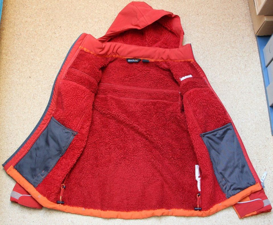 Softshelljacke gefüttert von Regatta in Größe 164 in orange + rot in Rheinstetten