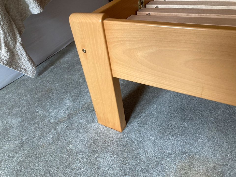 Doppelbett aus Holz mit Lattenrosten in Hannover