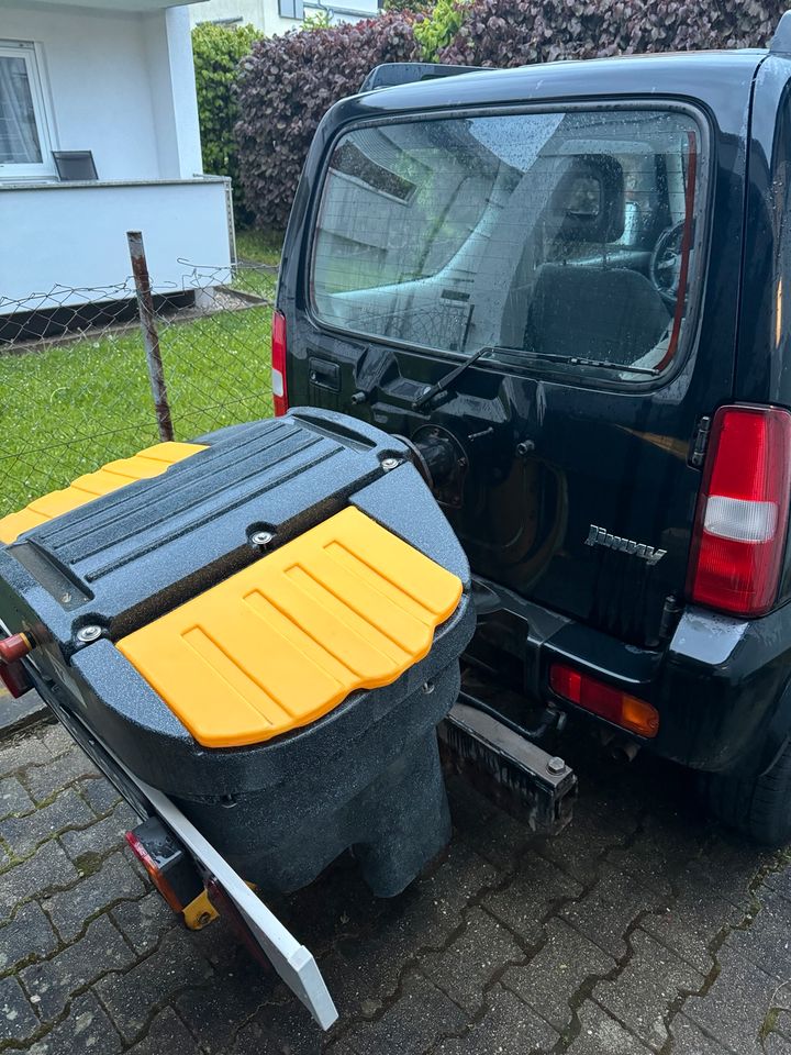 Suzuki Jimny Winterdienst Fahrzeug mit Schneeschild und Streuer in Neckarsulm