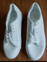 Schuhe/ Sneaker neu in weiß Größe 40 Niedersachsen - Berumbur Vorschau