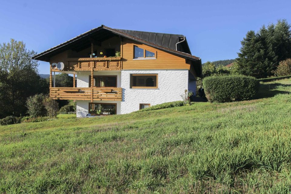 Geräumiges Mehrfamilienhaus mit schöner Aussicht in ruhiger Lage in Lam