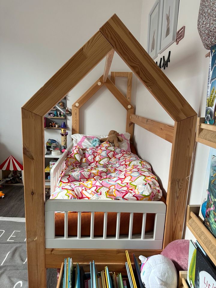 Massivholz Holz Hausbett Bett weiß top Zustand 160/80 top Kinder in Mönchengladbach