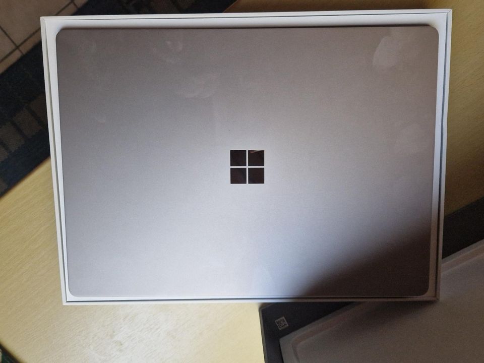 Microsoft Surface Laptop2, Windows10 Professional, Platinum Grau in Eppelheim