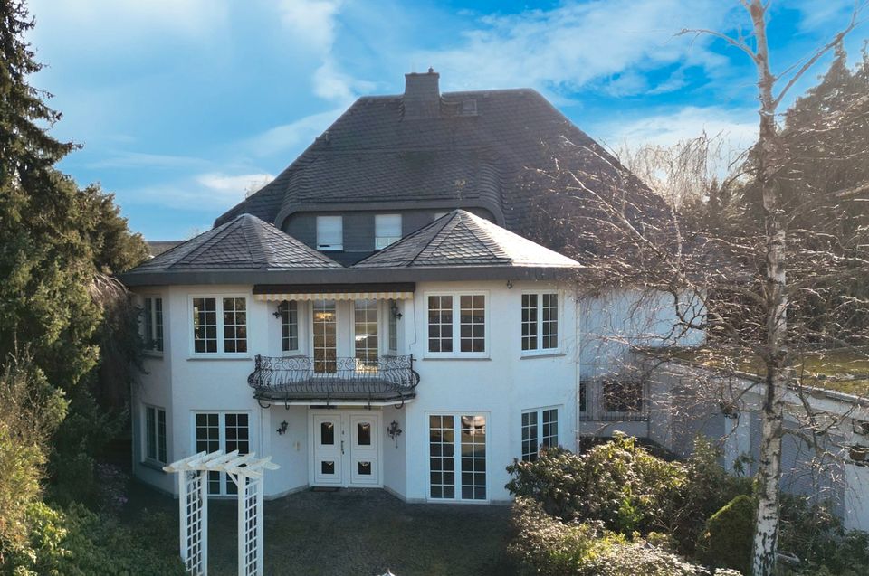 Repräsentative Villa mit Poolhaus auf beeindruckendem Grundstück in Usingen