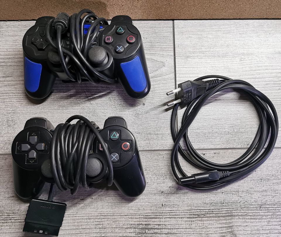 2 x Sony PS 2 gebraucht mit einigem Zubehör in Memmingen