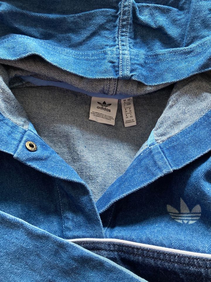 Adidas Jeansset (Shorts & Sweatshirt) in Leipzig