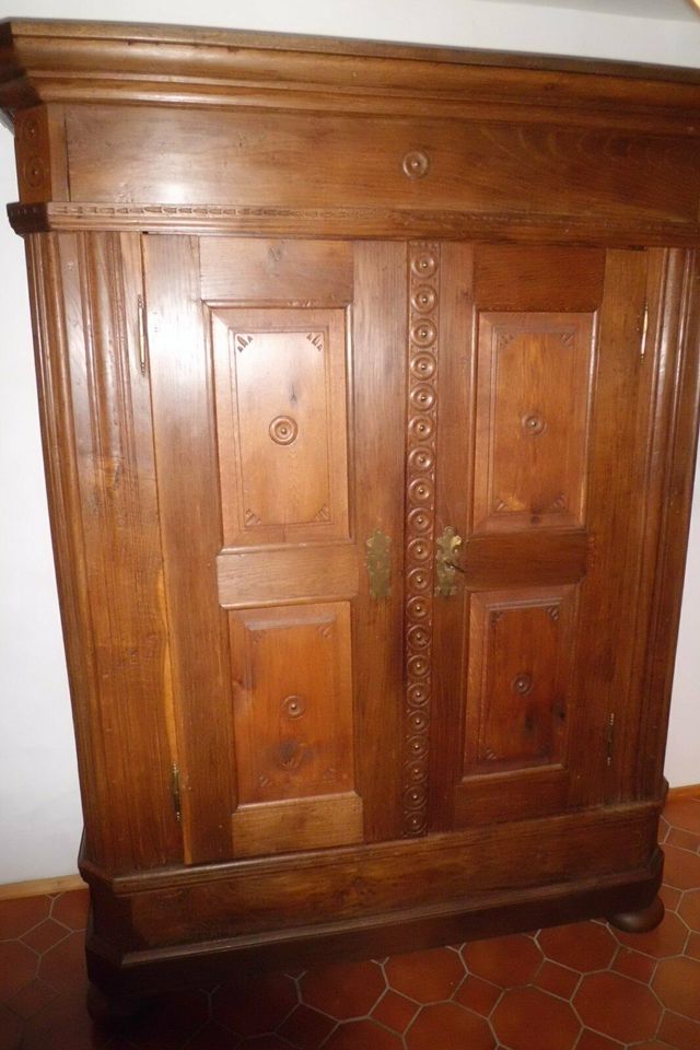 Antiker Eicheschrank massiv, Garderobenschrank Barock in Loßburg