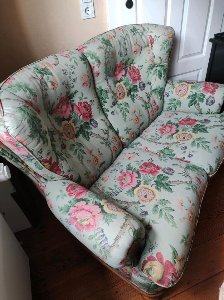 Hübsche 2-Sitzer-Couch kleine Couch Vintage Blumen floral Muster in Braunweiler