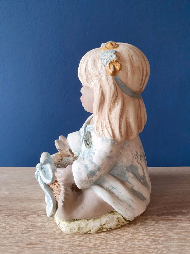 Alice Figur blond / sitzend mit Korb 14 cm Höhe in Großenlüder