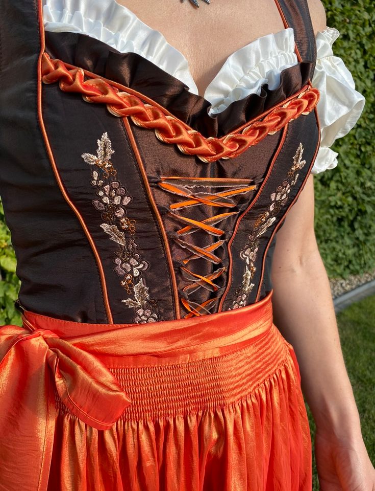 Dirndl Satin Größe 34, samt Bluse,Schürze und Halskette in Parkstetten