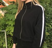 Kurze schwarze Sweater-Jacke mit weißen Streifen Berlin - Reinickendorf Vorschau