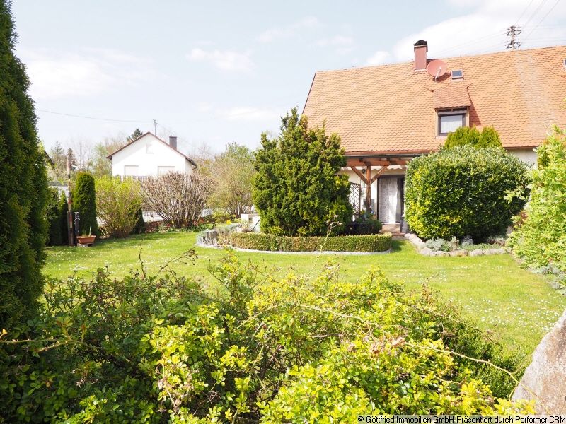 In ruhiger Lage: Doppelaushälfte mit idyllischem Garten und Garage in Vöhringen in Vöhringen