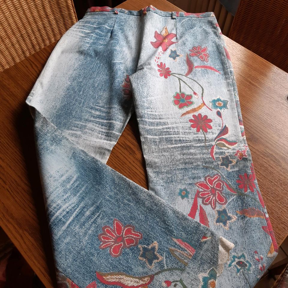 Jeans mit Blumenmuster Gr. 44 in Neuwied