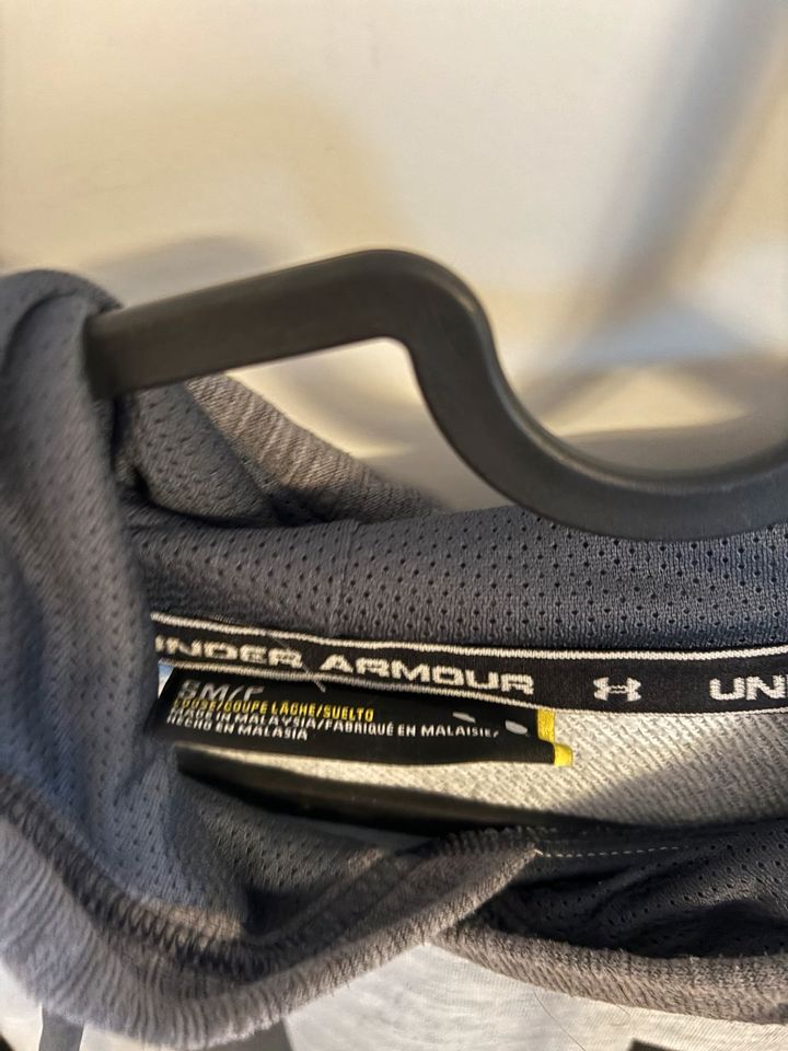 Under Armour Hoodie Gr. SM in München