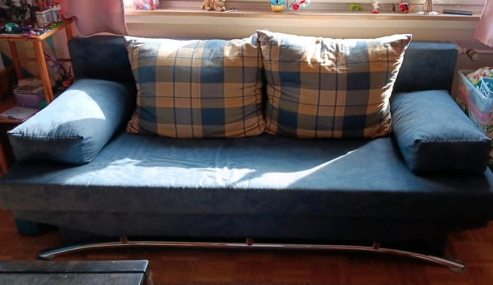 Sofa blau mit Kissen in Barsinghausen