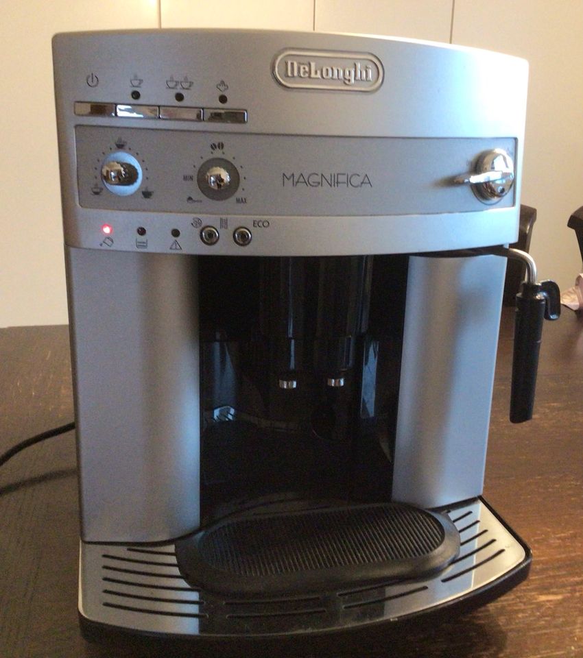 Kaffeeautomat, Delonghi Magnifica in Mettmann