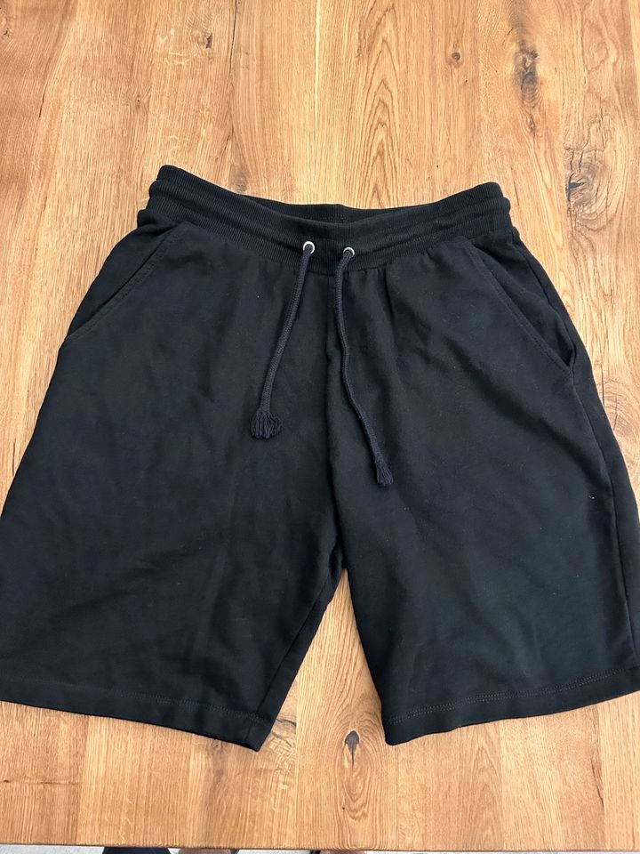 Grüne H&M Hose und schwarze Asos Hose in Größe M in Büttelborn