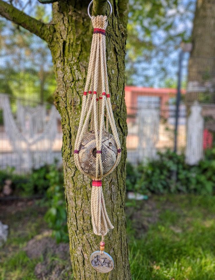 Nisthilfe Keramik Makramee Blumenampel Polyhanf Schafswolle in Ladbergen