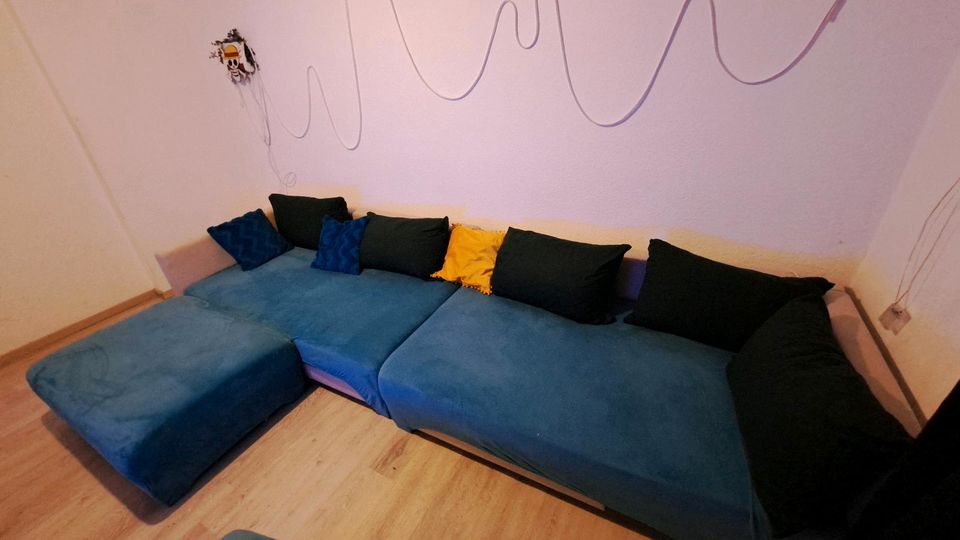 L Sofa / Ecksofa mit Kissen in Saarbrücken