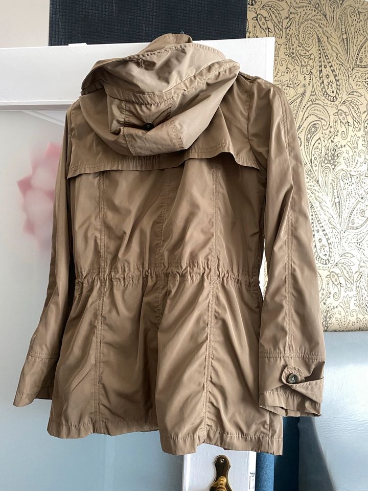 Übergangsjacke/Windjacke/ Regenjacke TOP von Mango in Berlin