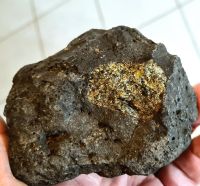 Olivin in Basalt Bauersberg Bischofsheim Rhön Gesteine Mineralien Hessen - Ebersburg Vorschau