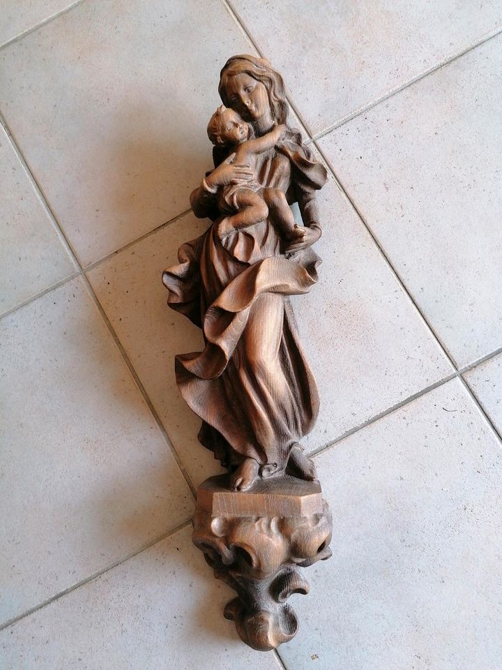 Mutter Gottes Holzschnitzerei in Würzburg