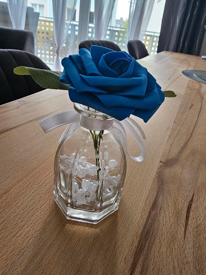 12x kleine Vasen mit blauer Rose in Villingen-Schwenningen