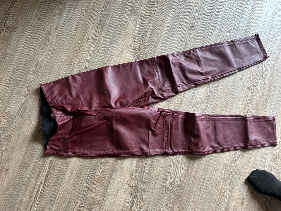 H&M Kunstleder leggings in bordeauxrot 38 neu ohne Etikett in Vielank